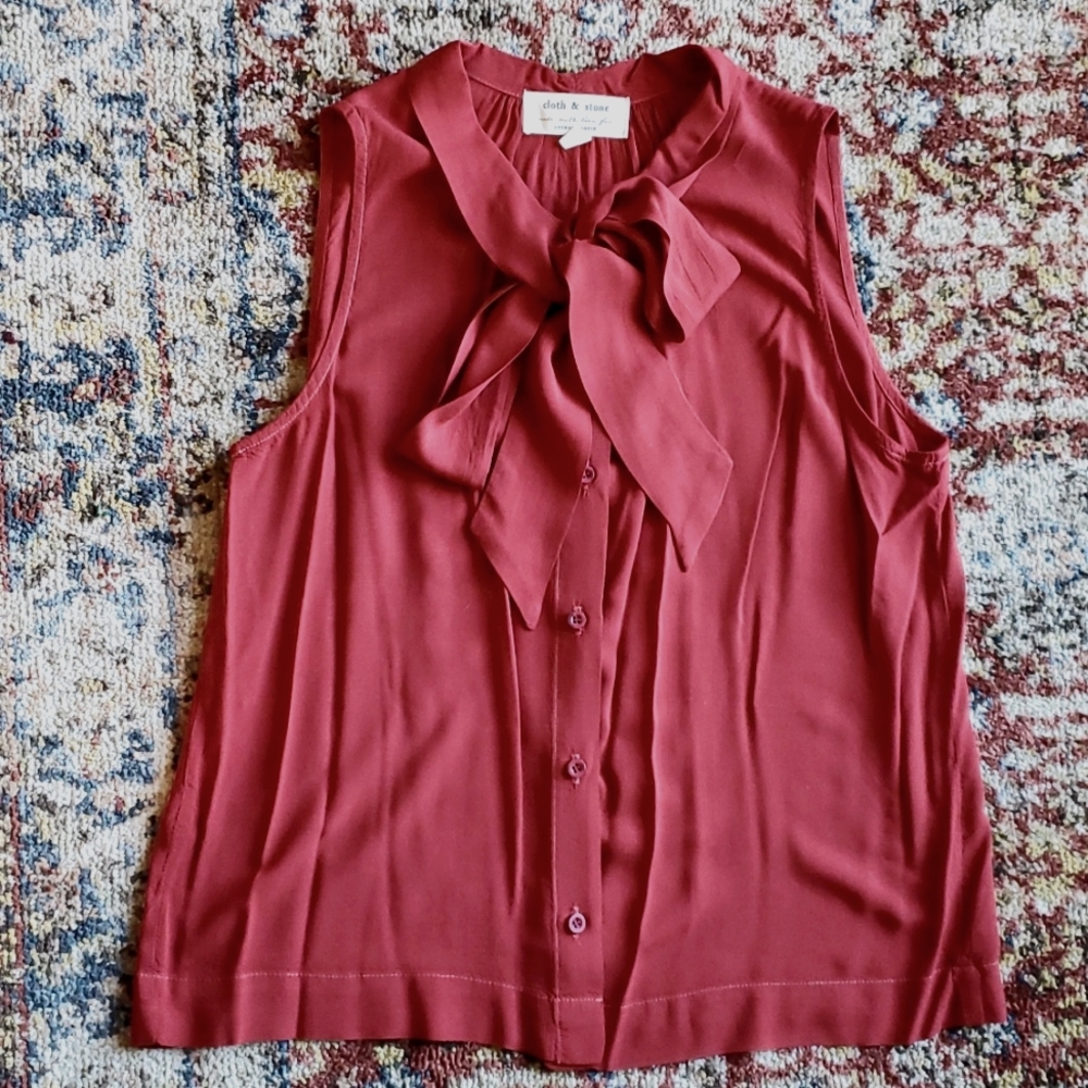 Cloth & Stone by Anthropologie Blouse Small in pretty shade of red, neck tie bow